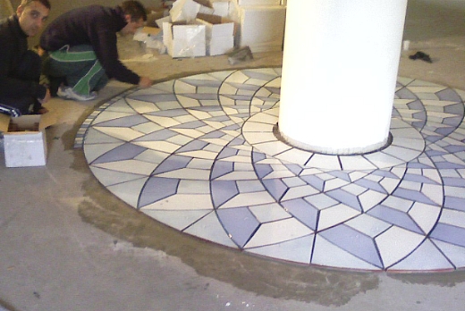 La forma giometrica e circolare di questo rosone da un abbellimento speciale a qualsiasi salone...