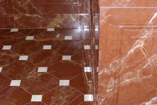 boiserie in bagno realizzata in marmo