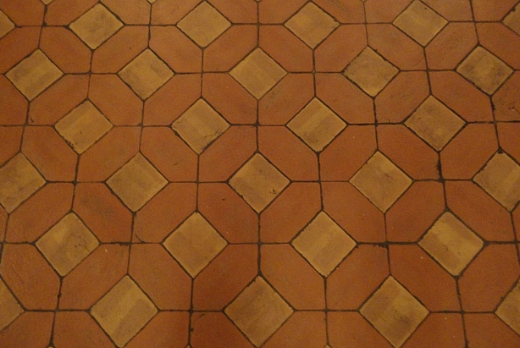Restauro di pavimentazione con losanga rossa e tavella in cotto giallo