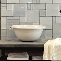 lavabo in bianco avorio da 45cm sullo sfondo parete collezione Puzzle