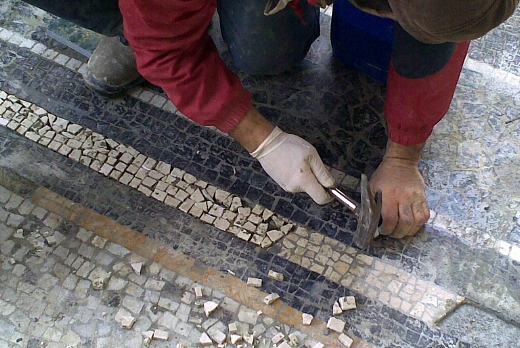 Posa delle tessere in marmo