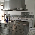 Fondo cucina realizzato con un unico tipo di mattonella - Milano