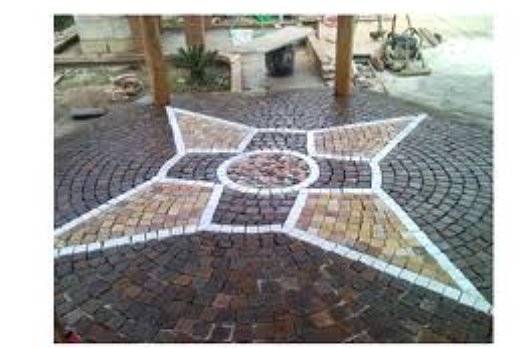 Croce in tre colori con cubetti 4/6 di porfido color viola, cubetti 4/6 bianco carrara e cubetti 4/6 in pakistana-indiana color giallo