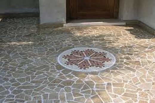 Disegno in spaccatello di porfido rosso e bianco carrara con sfondo in mosaico ipus-incertum in porfido misto