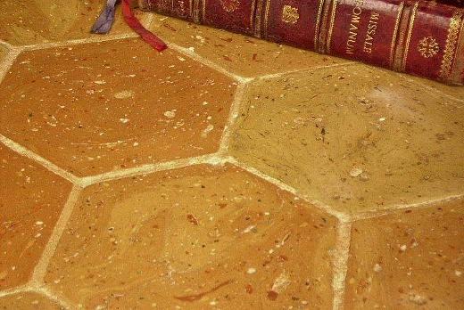 Pavimenti in cotto fatto a mano. Realizzato con impasto di argille non filtrate.