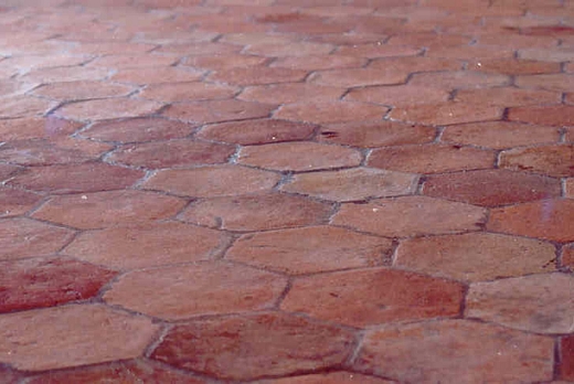 Pavimenti in antico cotto recuperato in area Mantovana. Formato esagono in patina originale