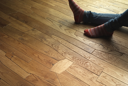 Modello Palladio linea Intarsio di Berti.
Rovere, prefinito intarsiato verniciato.