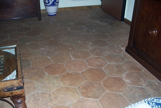 Pavimenti in cotto di recupero nel formato esagonale. Materiale originale in patina recuperato in area Piemontese