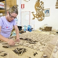 composizione manuale per la creazione del motivo intarsiato, stabilimento Berti a Villa del Conte Italia.
