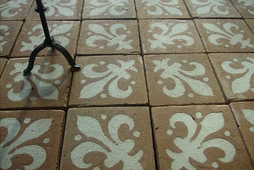 Pavimenti artistici in cotto con giglio realizzato con argilla bianca (non dipinto)
