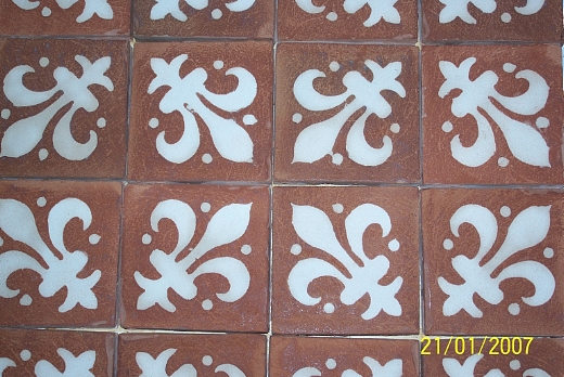 Pavimenti artistici in cotto formato quadrato con giglio realizzato con argilla bianca (non dipinto)