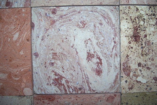 Pavimenti ottenuti utilizzando mattoni antichi di recupero del tipo variegato.