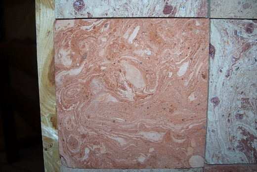 Pavimenti realizzati con mattoni variegati antichi.