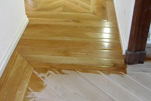 pavimento in parquet: stesura olio biologico