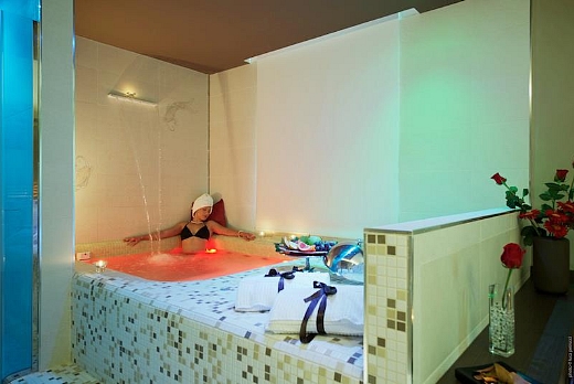 Wellness room Hotel Villa dei Platani Foligno
Vasca idromassaggio, su misura, con lama d