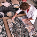 La produzione e la lavorazione del Mosaico di Domus Aurea Mosaici è realizzata interamente a mano nei nostri laboratori