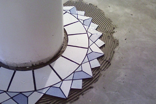 è un rosone creato da una azienda famosa nella produzione dei mosaici ( La Megaron)