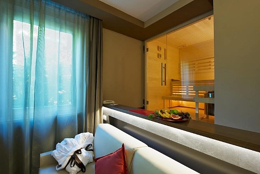 Wellness room Hotel Villa dei Platani Foligno
Sauna di design con fronte vetrato, rialzata ed incassata.