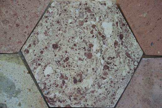 Pavimenti in cotto nel formato esagonale ottenuto utilizzando mattoncini vecchi di recupero.