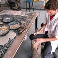 La produzione e la lavorazione del Mosaico di Domus Aurea Mosaici è realizzata interamente a mano nei nostri laboratori