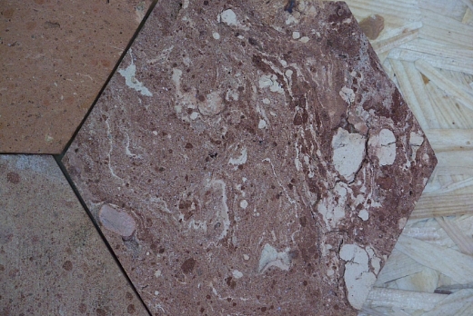 Pavimenti in cotto ottenuto utilizzando vecchi mattoni variegati.