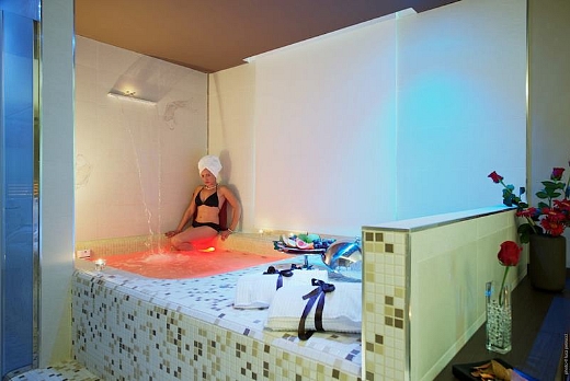 Wellness room Hotel Villa dei Platani Foligno
Vasca idromassaggio, su misura, con lama d