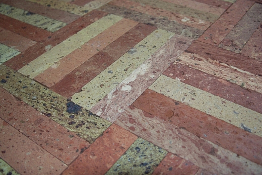 Pavimenti in cotto a listelli rettangolari ottenuti da antichi mattoncini di recupero.